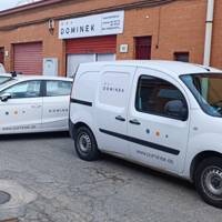 Flota de vehículos de Dominek frente a la nave del estudio
