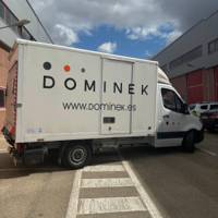 Furgón rotulado con la marca Dominek
