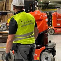Técnico de Dominek en un almacén logístico